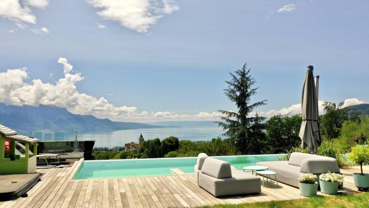High-end property with a pool and panoramic lake views