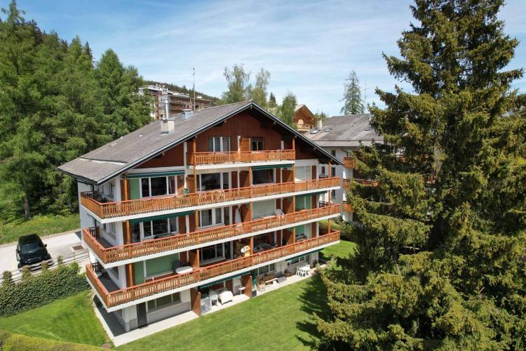 CHARMING GARDEN-LEVEL STUDIO CLOSE TO THE CENTER