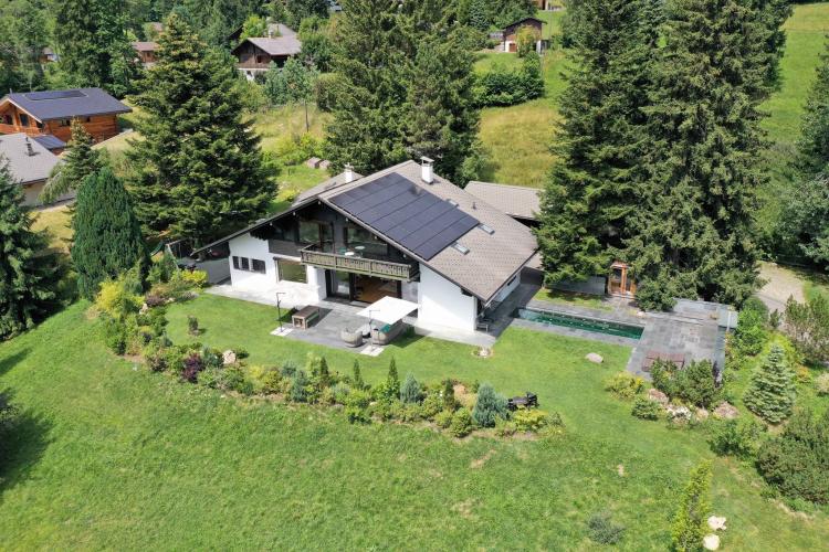 Sumptuous chalet with a pool and breathtaking view of the Dents-du-Midi.