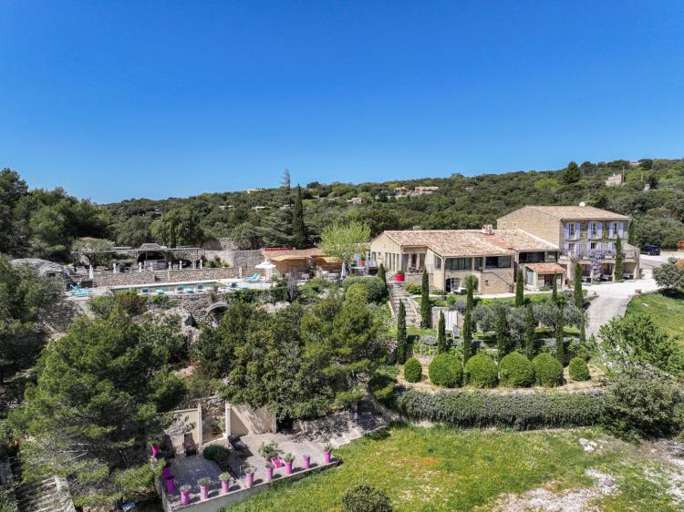 Gordes: Stone Mas Hotel - 17 rooms - Heated pool - Spa - 1.3-hectare park - Panoramic view