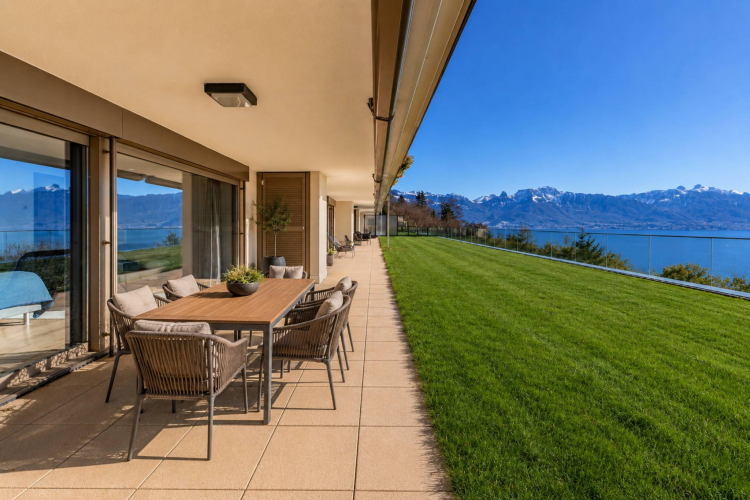 Sumptuous 6.5-room apartment with a stunning view of the lake and mountains
