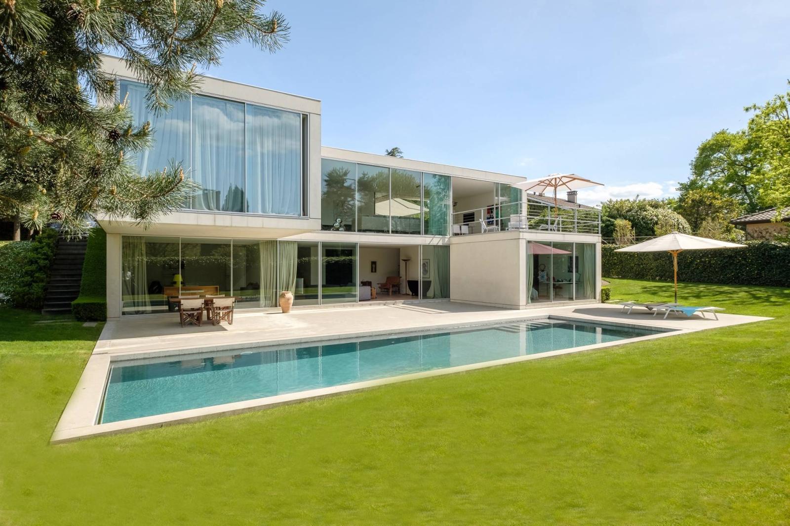 Bright contemporary in absolute calm