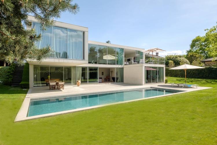 Bright contemporary in absolute calm