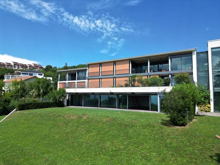 225m² apartment with large private garden and breathtaking view.