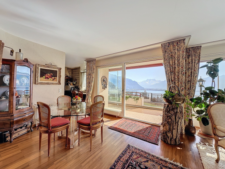 Spacious 4.5 room apartment with breathtaking views of the lake and the Alps!