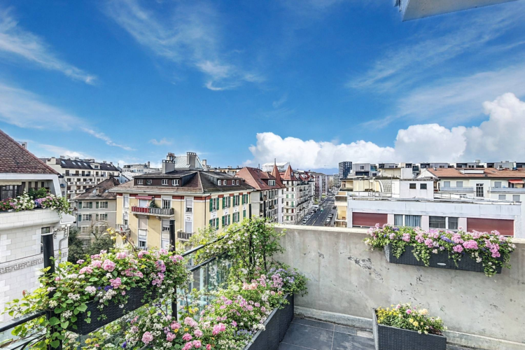 EXCLUSIVE: Spacious 4-room apartment in a high-performance building