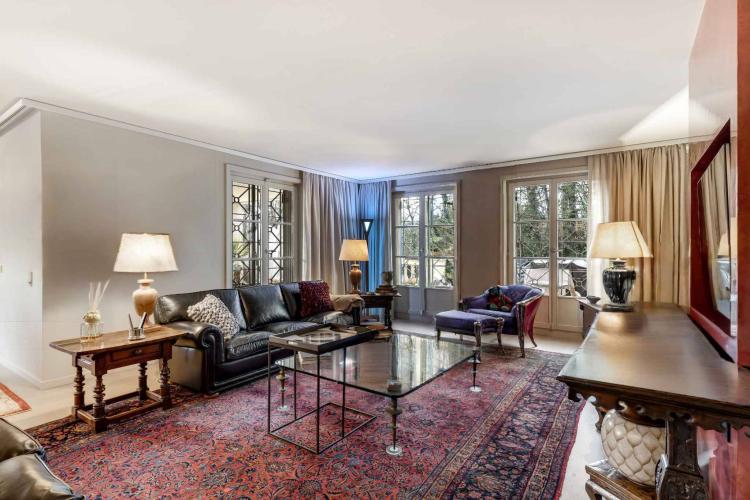 Superb renovated apartment with terrace and garden in a luxury residence