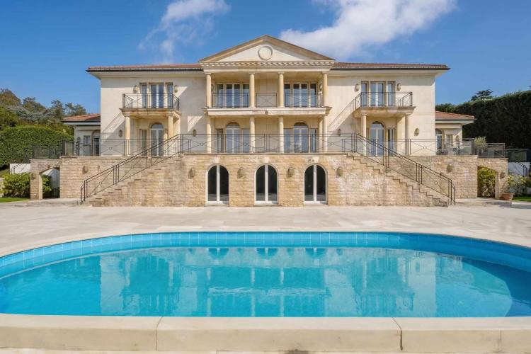 Large manor house divided into 2 apartments with lake view