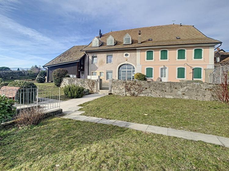 Beautiful village house with 4 accommodations - Beautiful lake and castle view