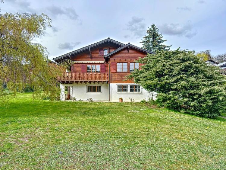 CHARMING HOUSE WITH LAKE VIEW