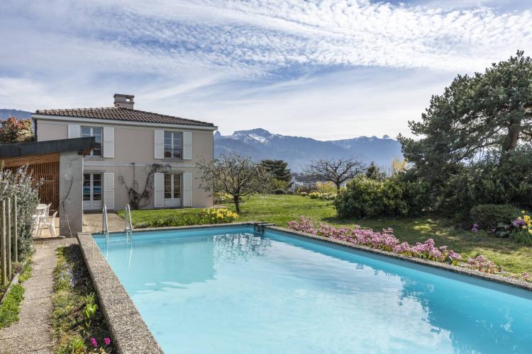 Unique! Superb property with breathtaking views of the lake