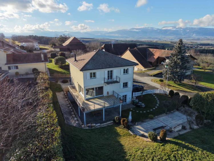 An exceptional detached villa in a verdant setting