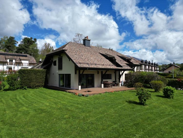 Lausanne: Detached villa of 330 m² in a rural setting.