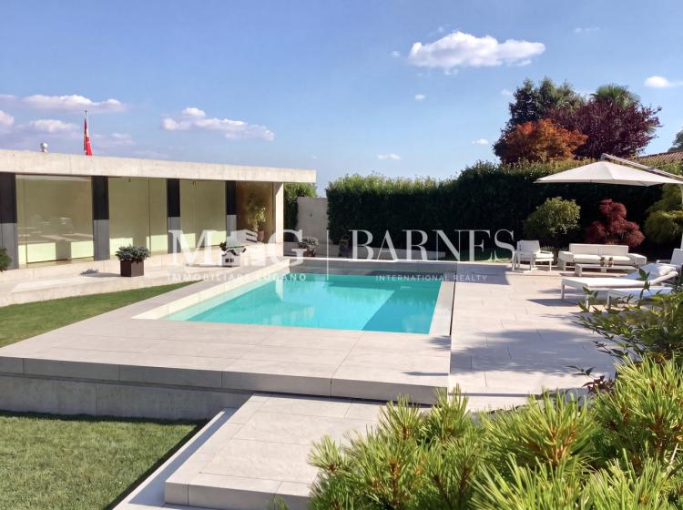 Lugano, Cademario: Modern villa with a garden and a pool