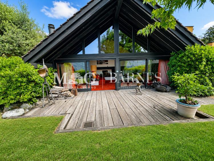 Luxury villa for sale in Comano. Garden and view.