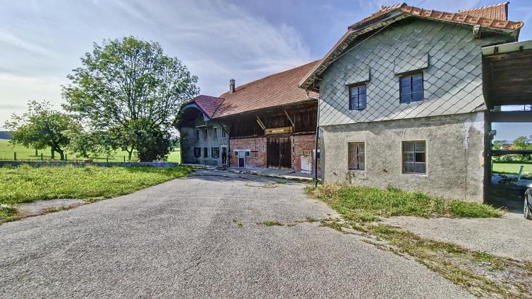 Large Friborg farm to renovate - Not subject to the LDFR