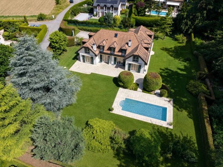 Einfamilienhaus mit 10 Zimmern und Swimmingpool auf einem 3.476 m² großen Grundstück.