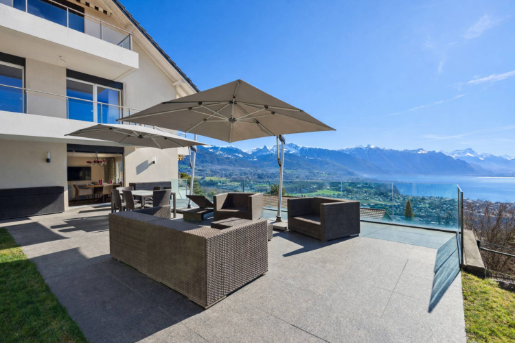 Duplex with villa-like features and breathtaking lake views