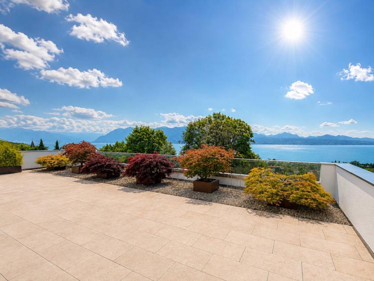 Exceptional top-floor apartment with panoramic lake views