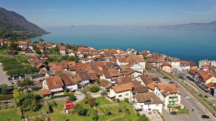 House with 2 apartments, located in the heart of the village of Saint-Gingolph
