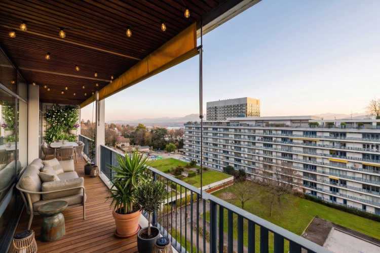 Vaste appartement de 7 pièces au dernier étage à Budé