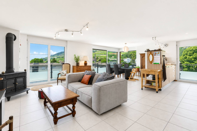 Spacious 4.5-Room Apartment in a Peaceful and Green Setting
