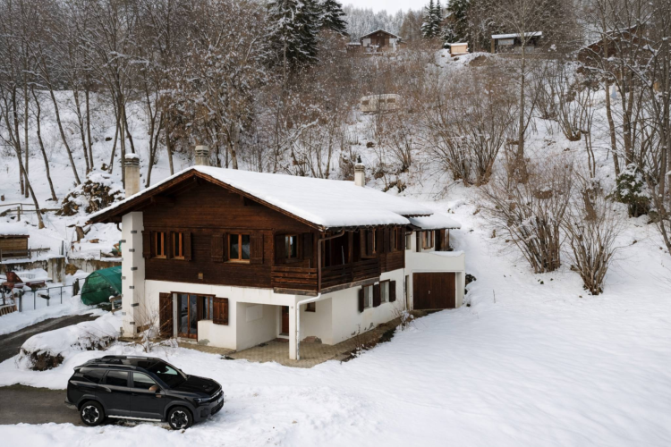 Chalet with 2 independent apartments to renovate