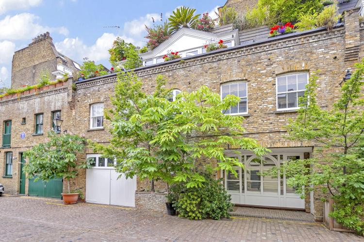 Sophisticated Five-Bedroom Mews House with Rooftop Terrace in South Kensington