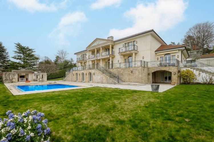 Spacious manor house divided into two residences, offering stunning lake views.