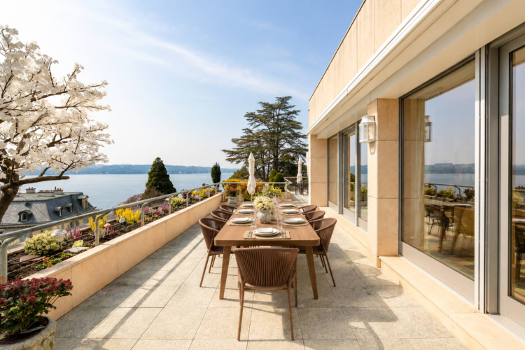 Magnificent apartment with terrace overlooking the lake