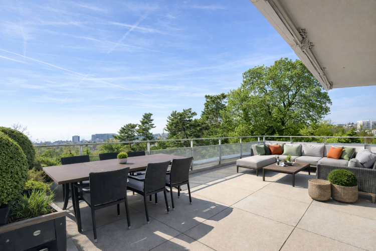 Elegant contemporary 6.5-room penthouse just a stone's throw from the Chailly district 