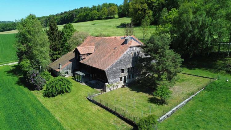 Charmante ferme de 7 pièces à rénover, environnement paisible avec annexes