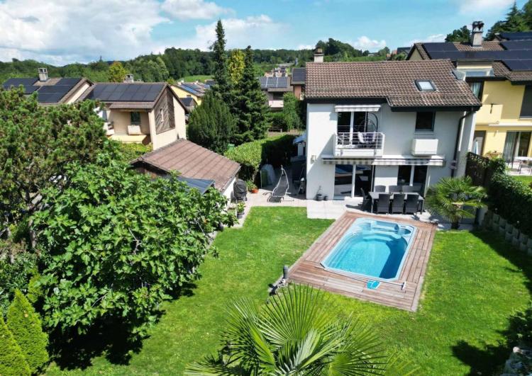 Beautiful semi-detached house in a green setting
