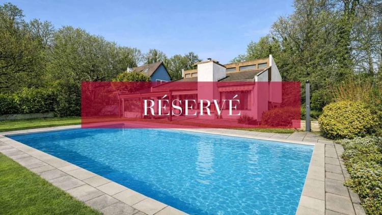 For renovation: Detached villa in a verdant setting