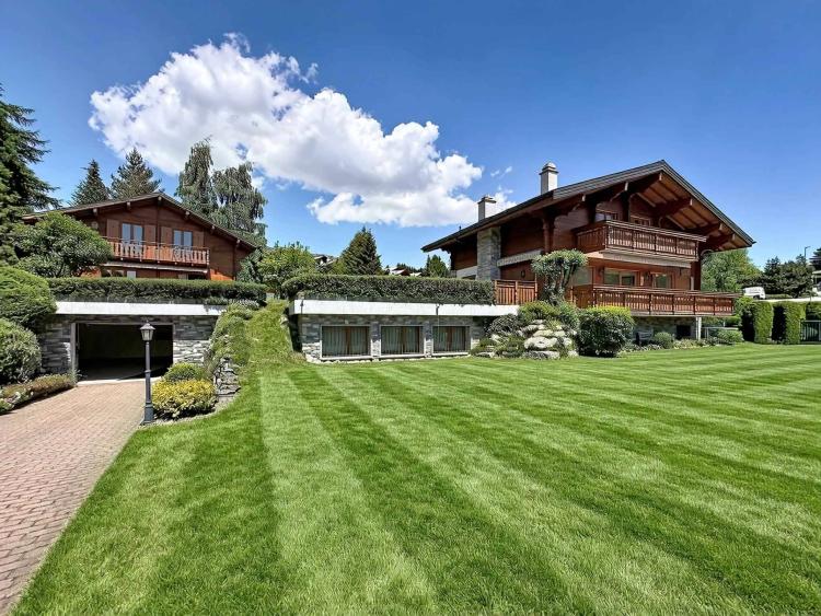 OFF MARKET – ESTATE WITH 2 INDIVIDUAL CHALETS CONNECTED BY BASEMENTS
