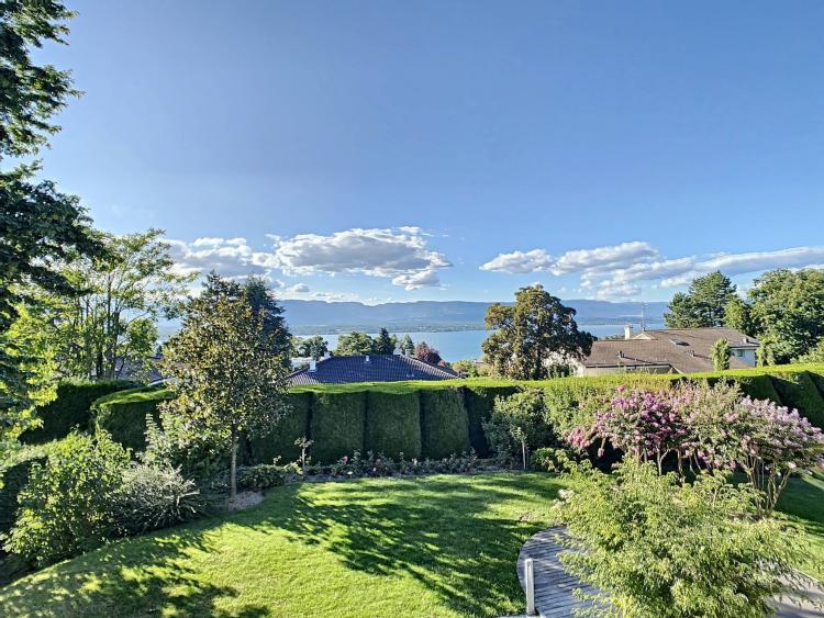Charming house to renovate with lake view