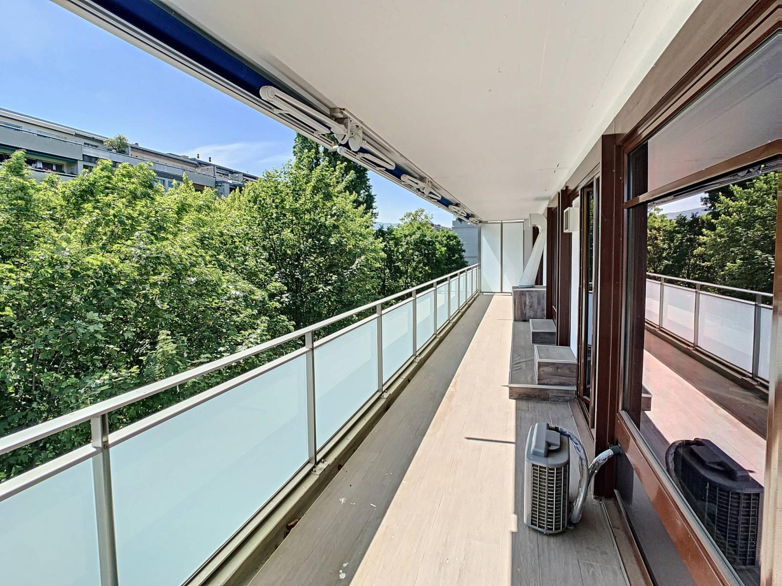 Superb dual-aspect apartment ideally located in Geneva