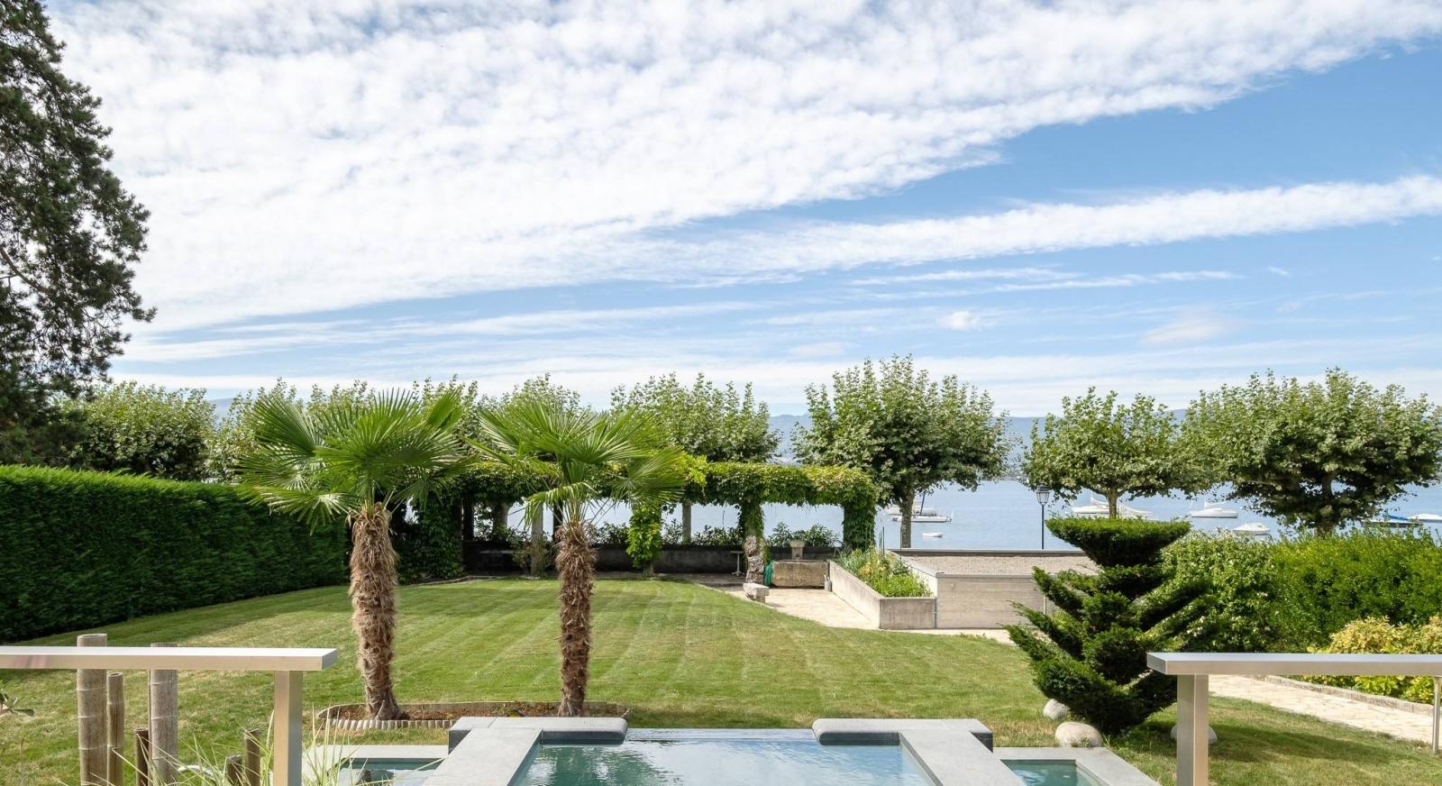 Detached villa on the lake