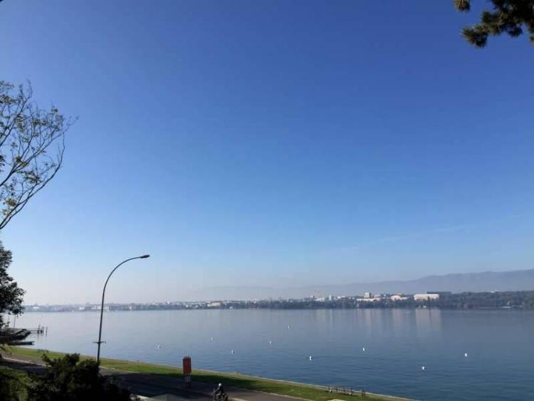 Magnificent plot with panoramic view of the lake