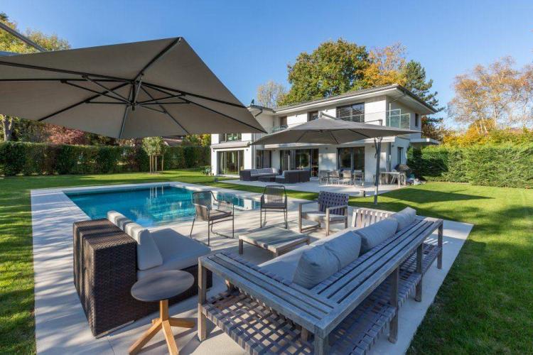 Magnificent contemporary villa in absolute calm