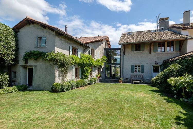 Beautiful 18th century buildings, completely renovated in the heart of the Geneva countryside