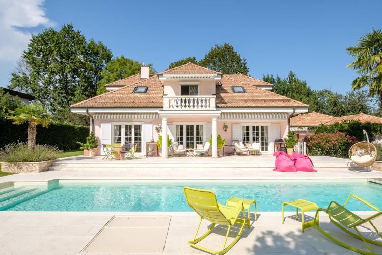 Luxurious detached villa in a private environment