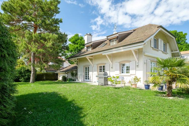 Elegant detached villa in a quiet area