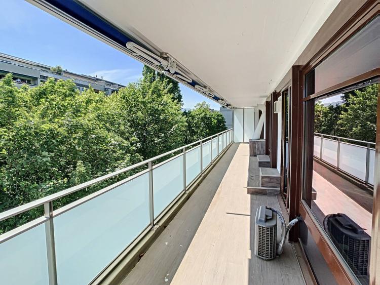 Superb dual-aspect apartment ideally located in Geneva