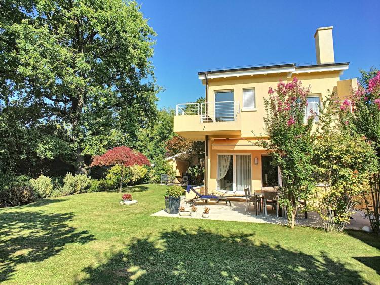 Very beautiful villa in a quiet area close to the lake