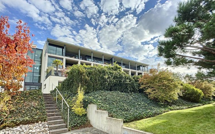 Spacious contemporary apartment with lake view