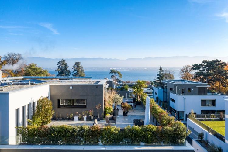 Magnificent penthouse with view of the lake and the Jura