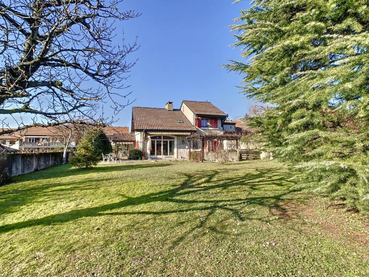 Spacious family home in absolute calm