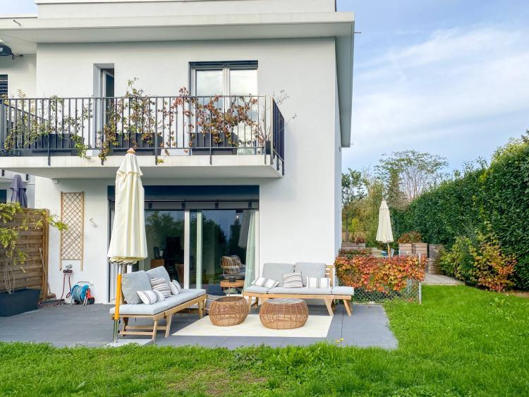 Beautiful contiguous contemporary villa, gabled and absolute calm