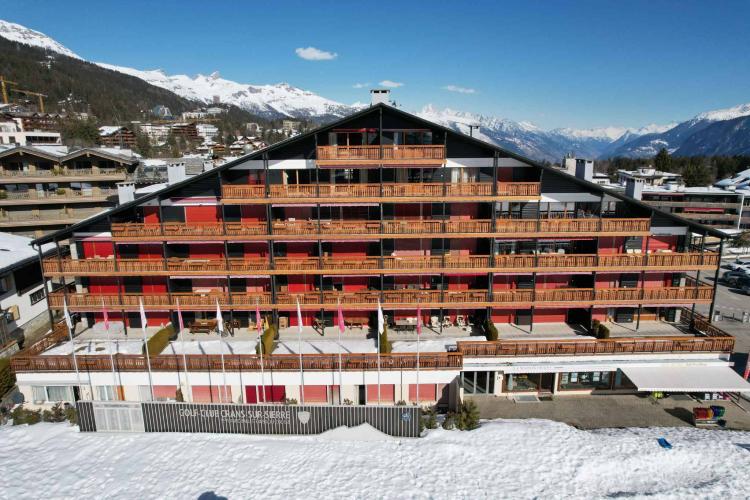 EXCEPTIONAL LOCATION – 4.5-ROOM APARTMENT WITH STUNNING GOLF VIEWS & SEPARATE STUDIO